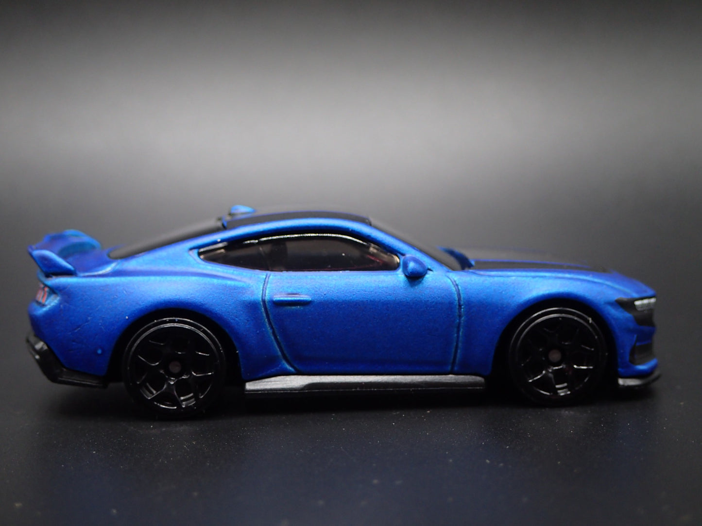 2024-2025 FORD MUSTANG DARK HORSE BLUE 1:64 SCALE DIORAMA DIECAST MODEL CAR