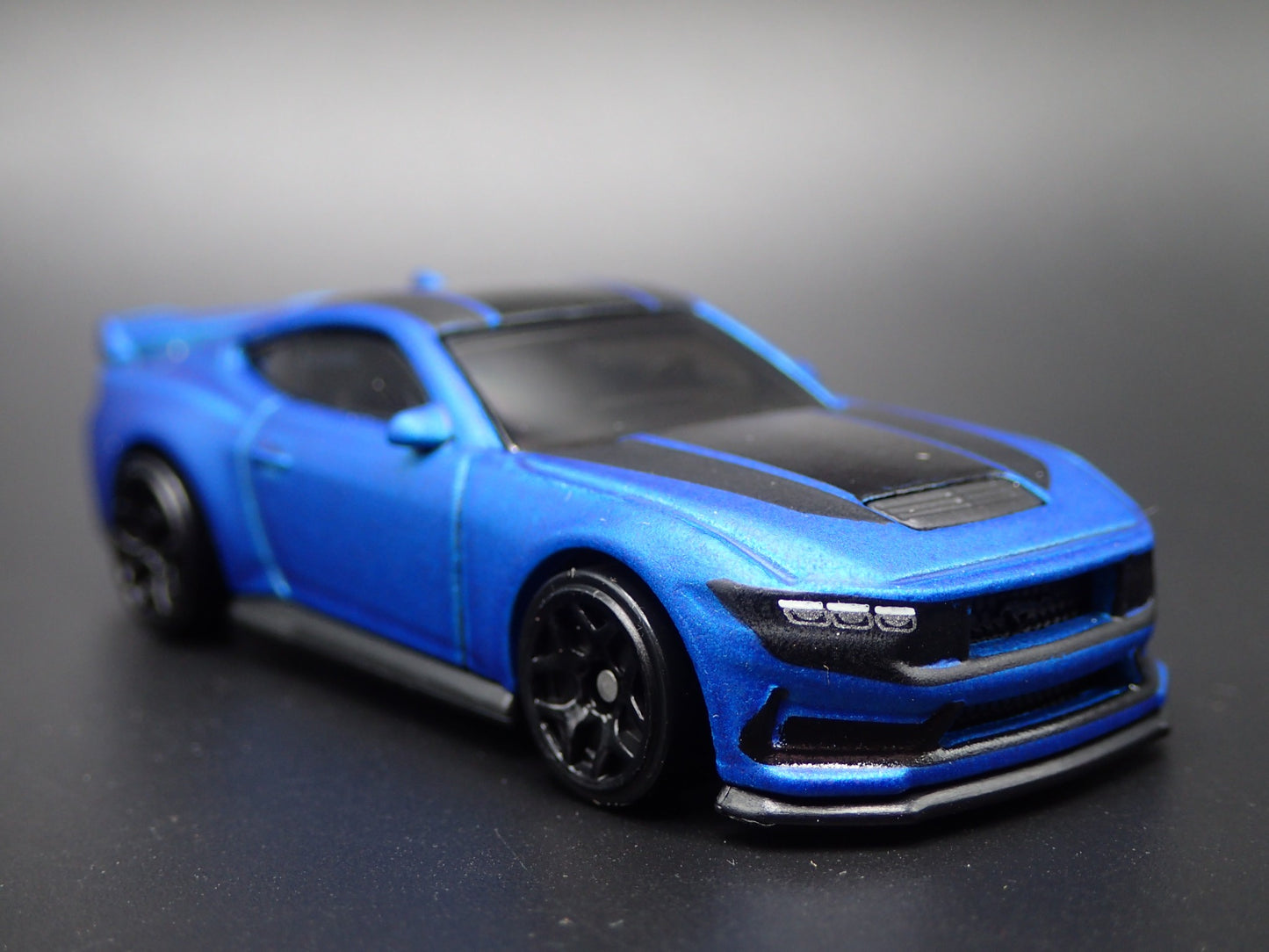 2024-2025 FORD MUSTANG DARK HORSE BLUE 1:64 SCALE DIORAMA DIECAST MODEL CAR