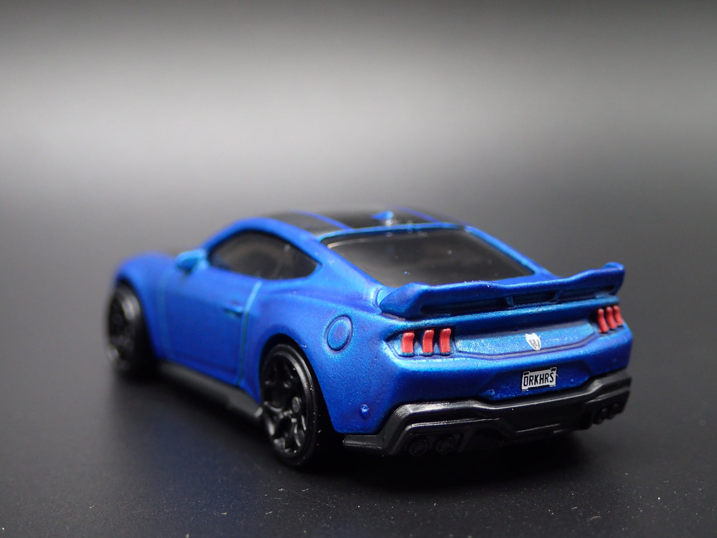 2024-2025 FORD MUSTANG DARK HORSE BLUE 1:64 SCALE DIORAMA DIECAST MODEL CAR