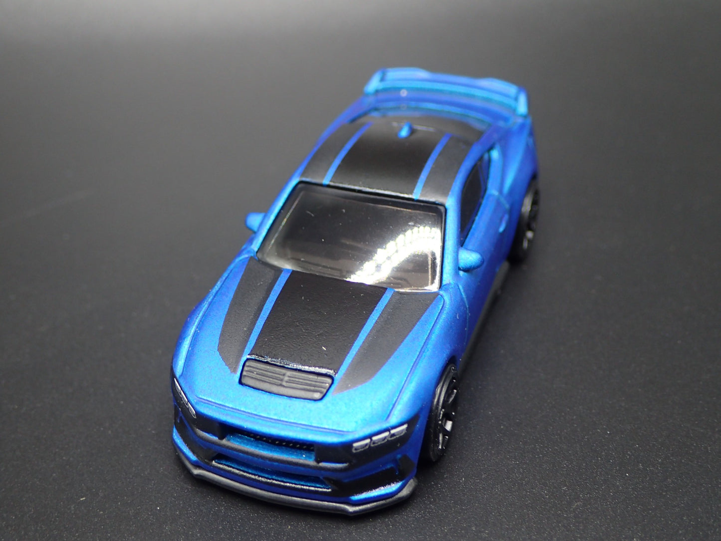2024-2025 FORD MUSTANG DARK HORSE BLUE 1:64 SCALE DIORAMA DIECAST MODEL CAR