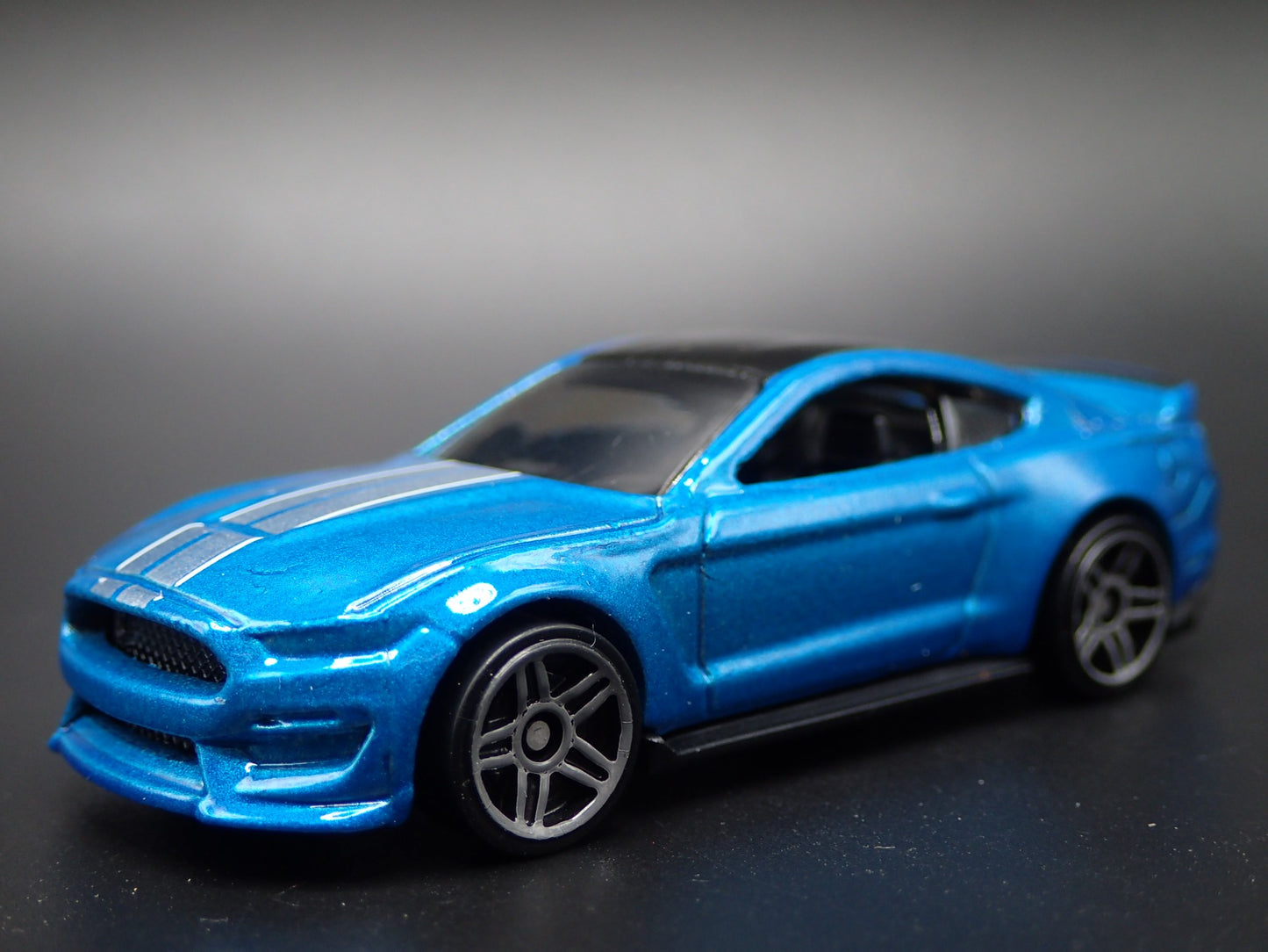 2015-2023 FORD MUSTANG SHELBY GT350R BLUE 1/64 SCALE DIORAMA DIECAST MODEL CAR