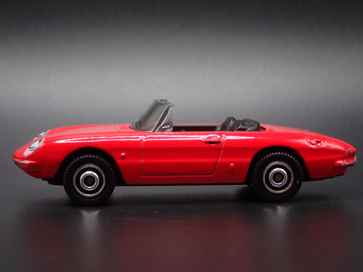 1966-1969 ALFA ROMEO DUETTO CONVERTIBLE RED 1:64 SCALE DIORAMA DIECAST MODEL CAR