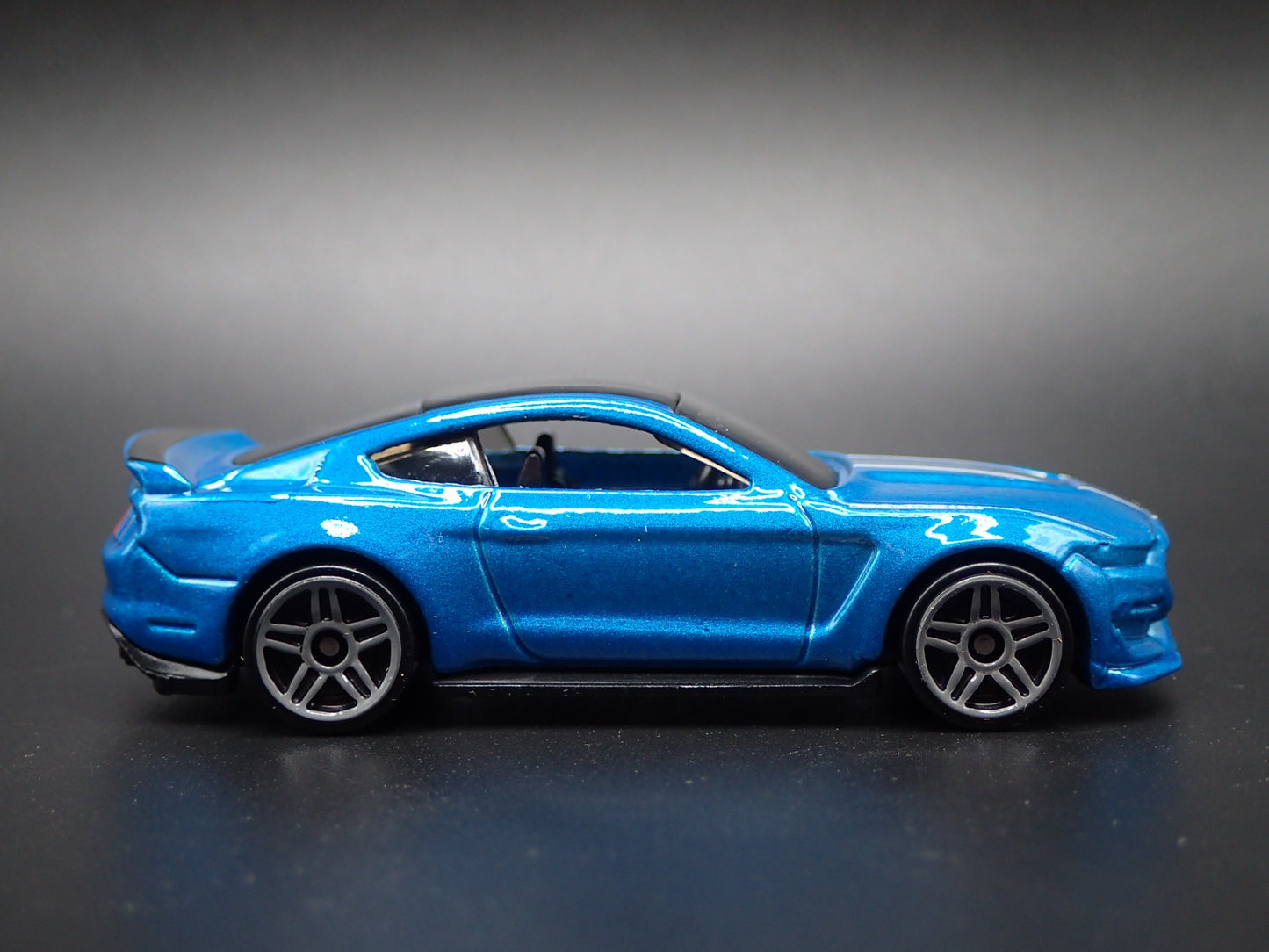 2015-2023 FORD MUSTANG SHELBY GT350R BLUE 1/64 SCALE DIORAMA DIECAST MODEL CAR