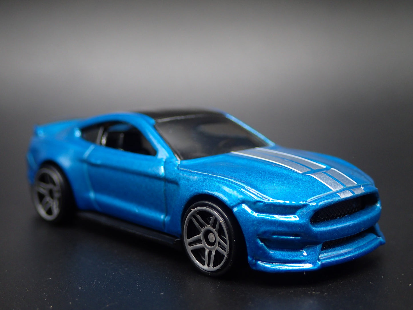 2015-2023 FORD MUSTANG SHELBY GT350R BLUE 1/64 SCALE DIORAMA DIECAST MODEL CAR