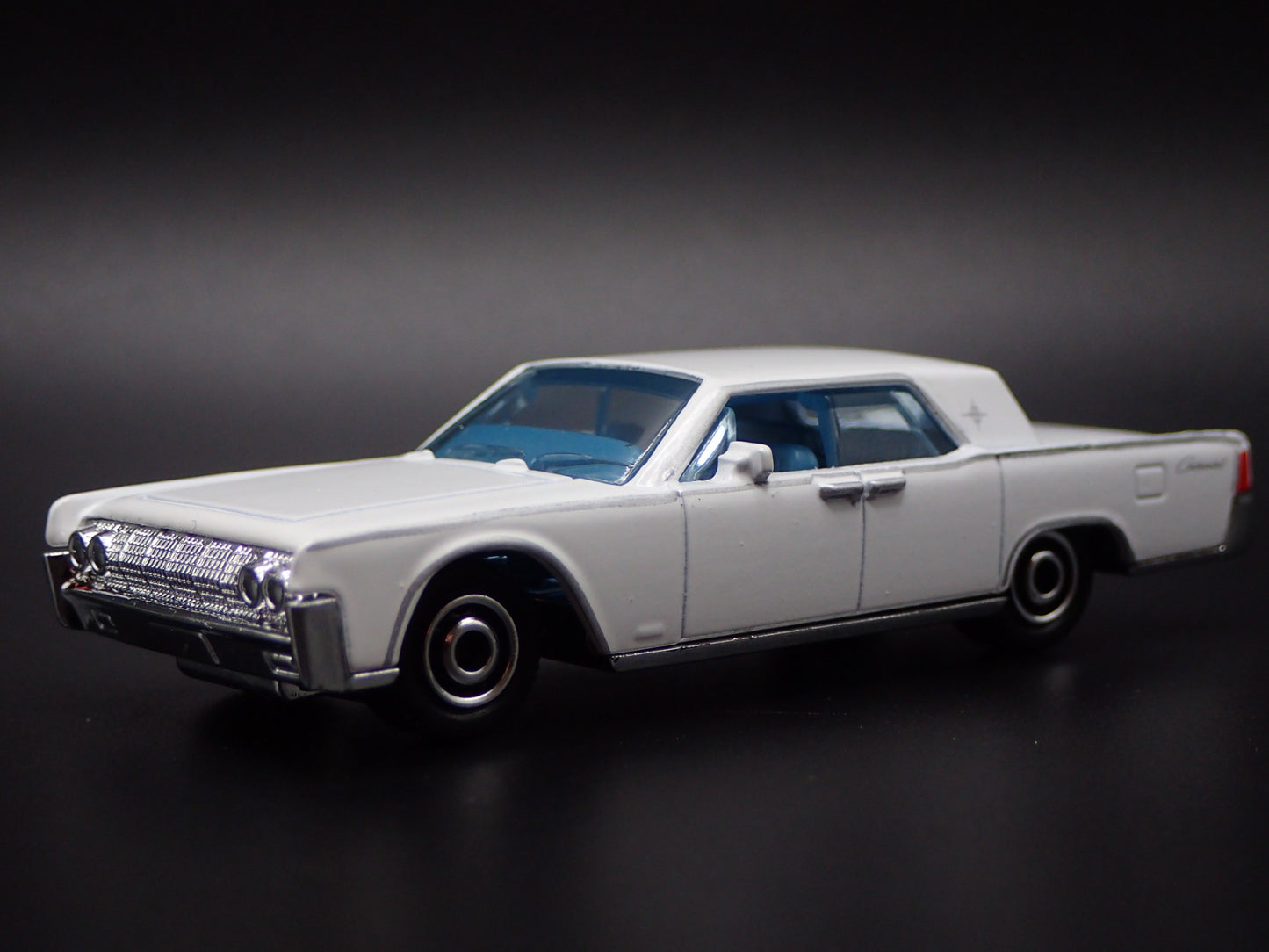1964 64 LINCOLN CONTINENTAL WHT 1:64 SCALE COLLECTIBLE DIORAMA DIECAST MODEL CAR