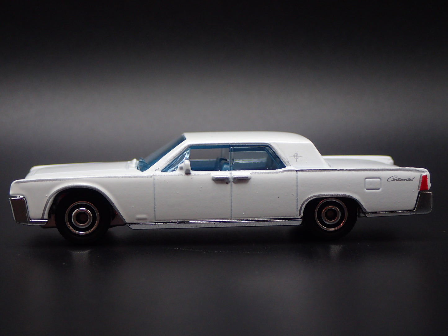 1964 64 LINCOLN CONTINENTAL WHT 1:64 SCALE COLLECTIBLE DIORAMA DIECAST MODEL CAR