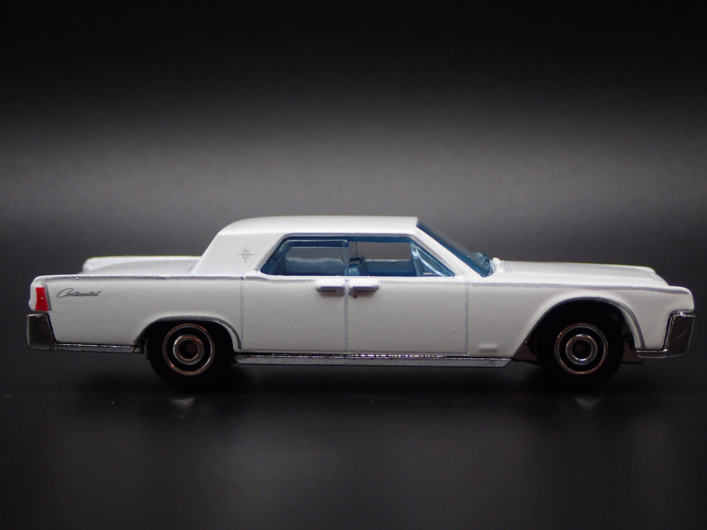 1964 64 LINCOLN CONTINENTAL WHT 1:64 SCALE COLLECTIBLE DIORAMA DIECAST MODEL CAR
