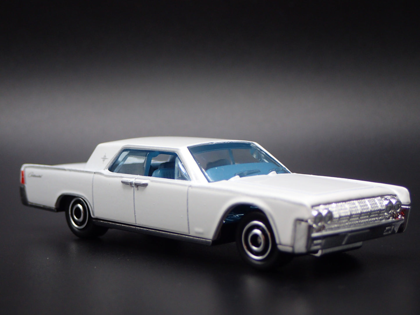 1964 64 LINCOLN CONTINENTAL WHT 1:64 SCALE COLLECTIBLE DIORAMA DIECAST MODEL CAR