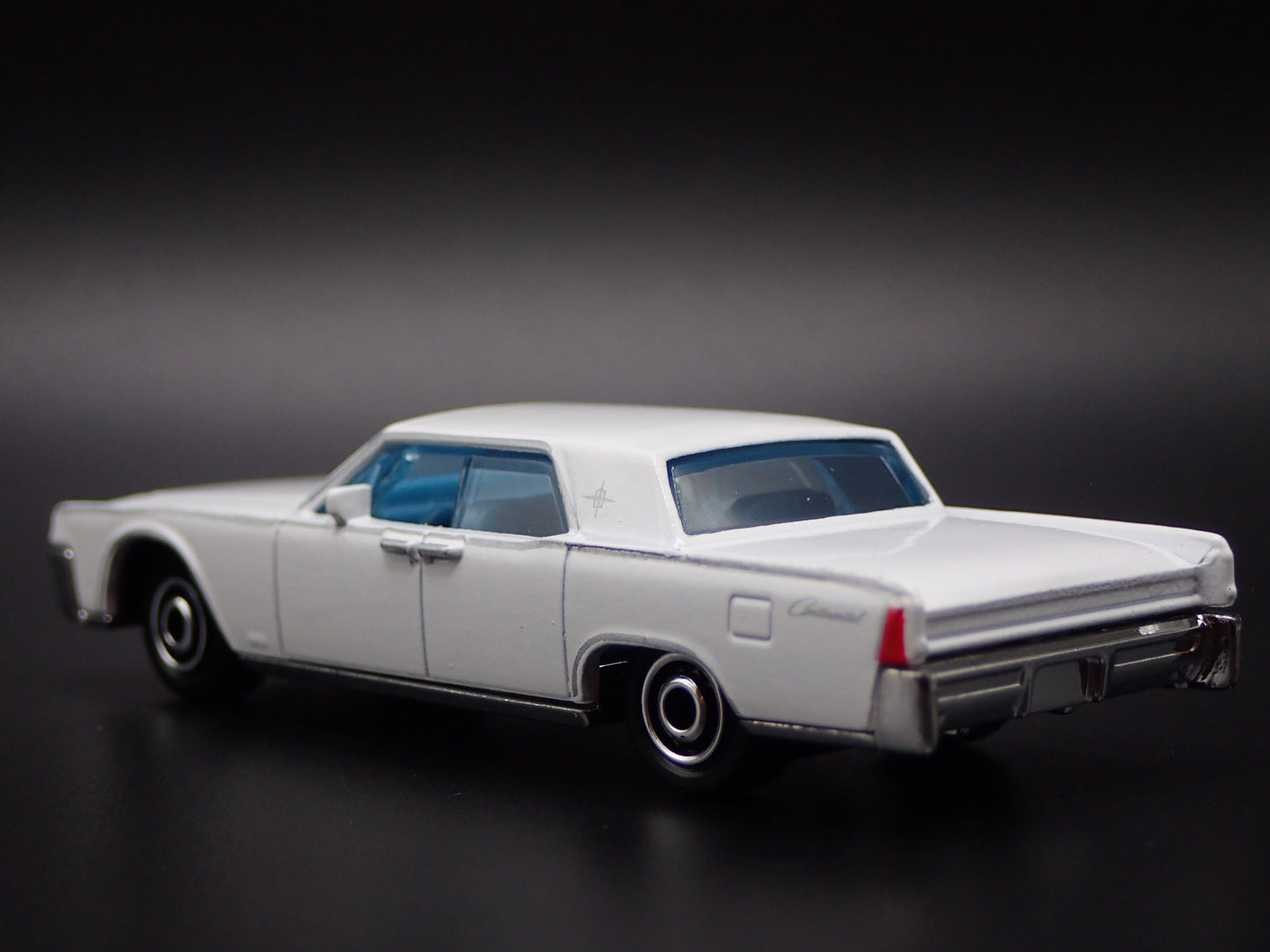 1964 64 LINCOLN CONTINENTAL WHT 1:64 SCALE COLLECTIBLE DIORAMA DIECAST MODEL CAR