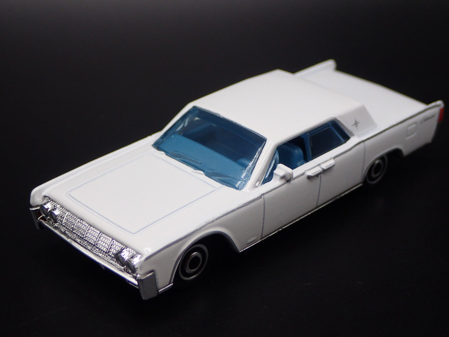 1964 64 LINCOLN CONTINENTAL WHT 1:64 SCALE COLLECTIBLE DIORAMA DIECAST MODEL CAR