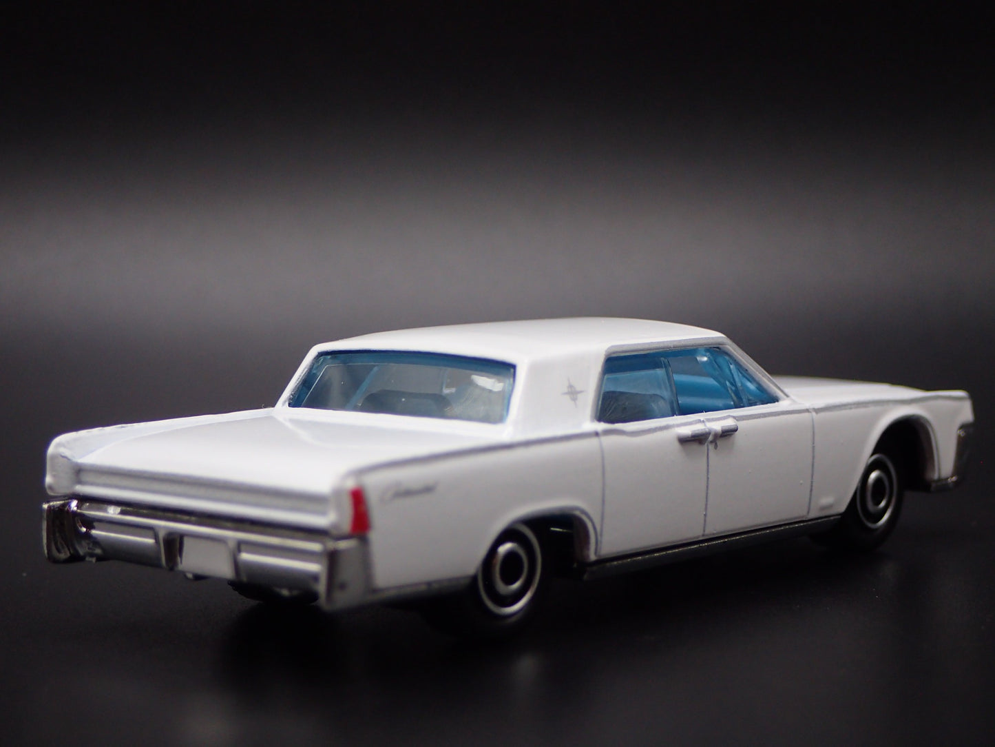 1964 64 LINCOLN CONTINENTAL WHT 1:64 SCALE COLLECTIBLE DIORAMA DIECAST MODEL CAR