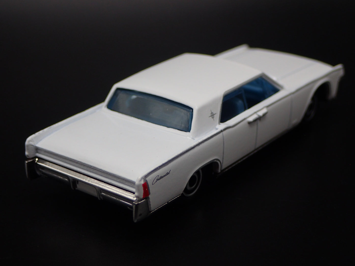 1964 64 LINCOLN CONTINENTAL WHT 1:64 SCALE COLLECTIBLE DIORAMA DIECAST MODEL CAR