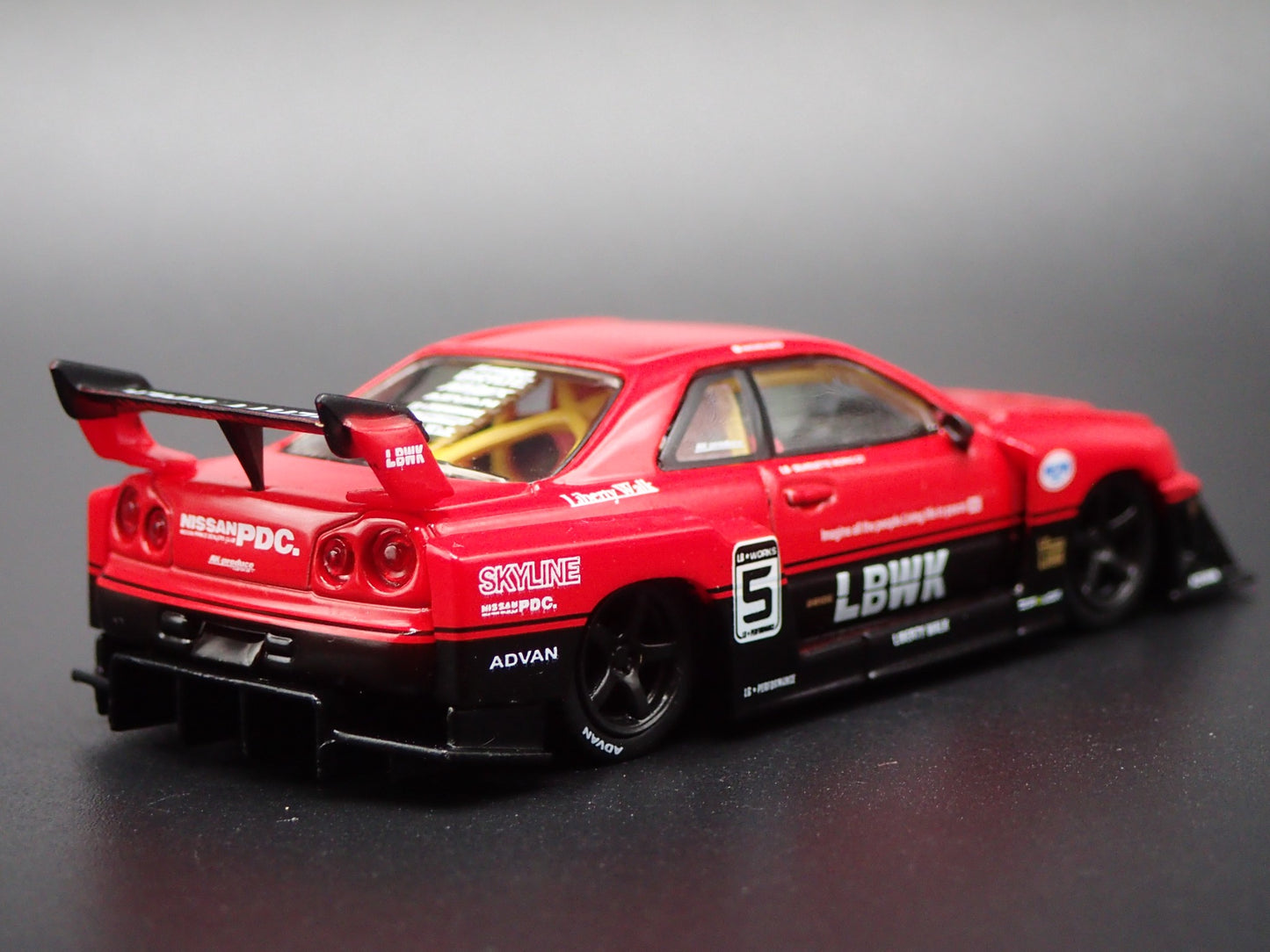 NISSAN SKYLINE LB-ER34 SUPER SILHOUTTE LBWK 1:64 SCALE DIORAMA DIECAST MODEL CAR