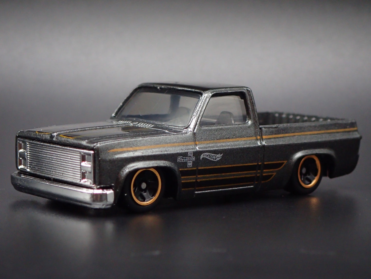 1983 83 CHEVY CHEVROLET SILVERADO SQUARE BODY TRUCK 1/64 SCALE DIECAST MODEL CAR