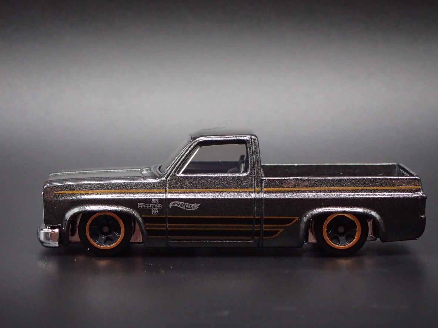 1983 83 CHEVY CHEVROLET SILVERADO SQUARE BODY TRUCK 1/64 SCALE DIECAST MODEL CAR