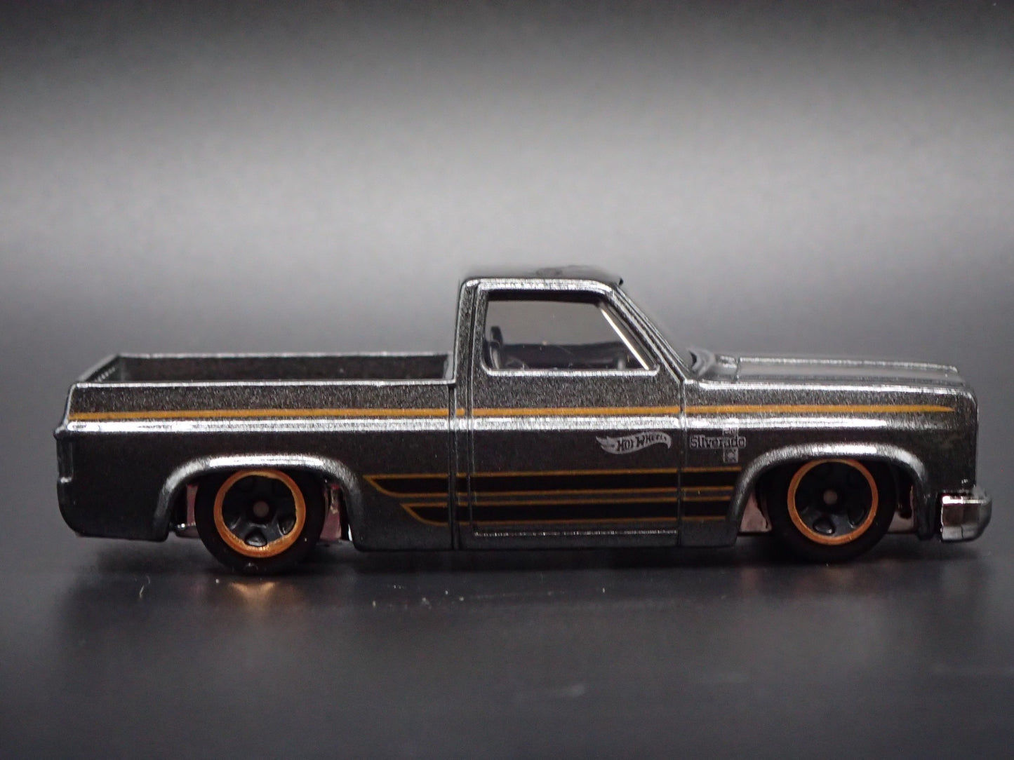 1983 83 CHEVY CHEVROLET SILVERADO SQUARE BODY TRUCK 1/64 SCALE DIECAST MODEL CAR