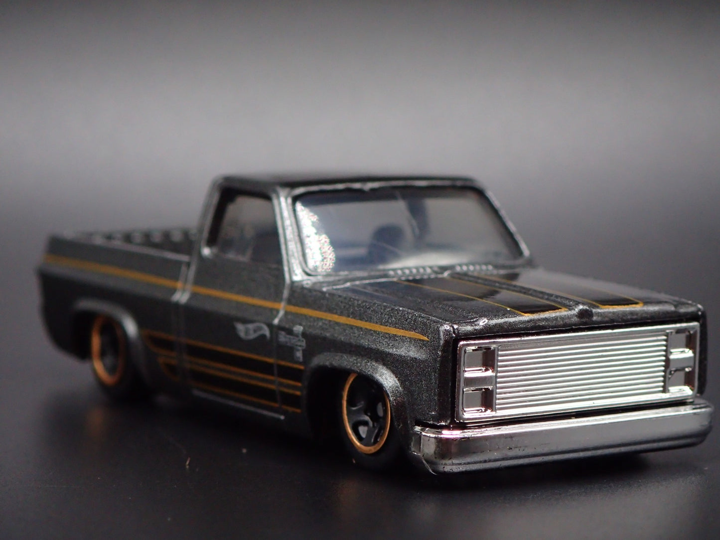 1983 83 CHEVY CHEVROLET SILVERADO SQUARE BODY TRUCK 1/64 SCALE DIECAST MODEL CAR