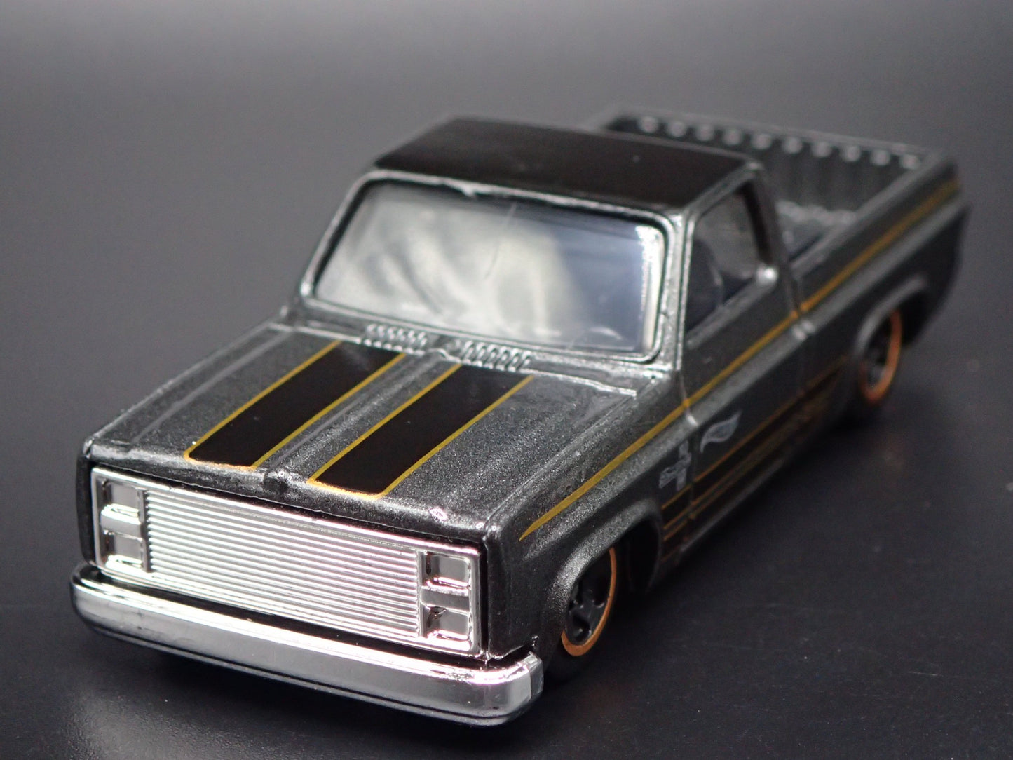 1983 83 CHEVY CHEVROLET SILVERADO SQUARE BODY TRUCK 1/64 SCALE DIECAST MODEL CAR