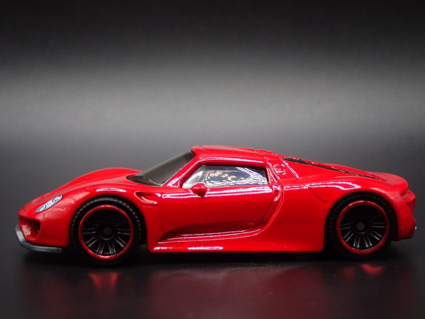 2013-2015 PORSCHE 918 SPYDER SUPER CAR RED 1:64 SCALE DIORAMA DIECAST MODEL CAR