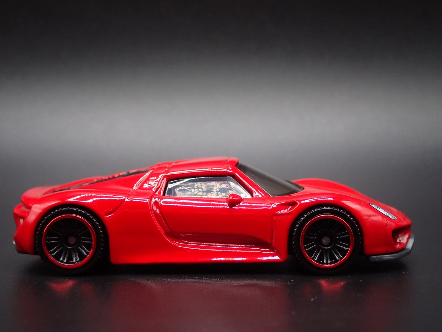 2013-2015 PORSCHE 918 SPYDER SUPER CAR RED 1:64 SCALE DIORAMA DIECAST MODEL CAR