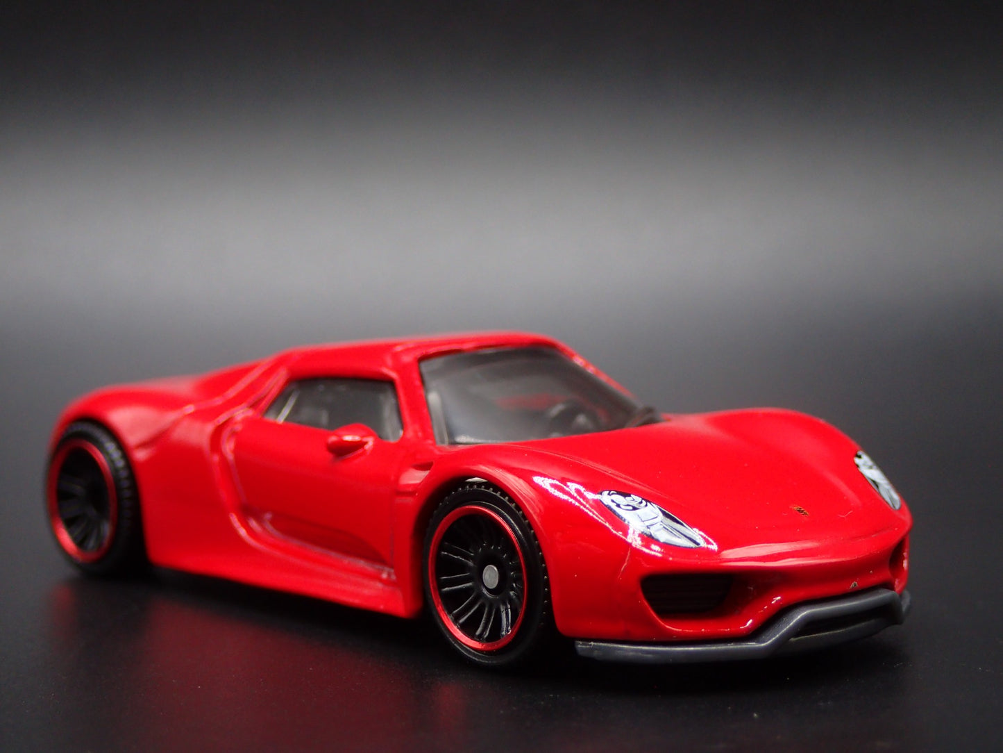 2013-2015 PORSCHE 918 SPYDER SUPER CAR RED 1:64 SCALE DIORAMA DIECAST MODEL CAR