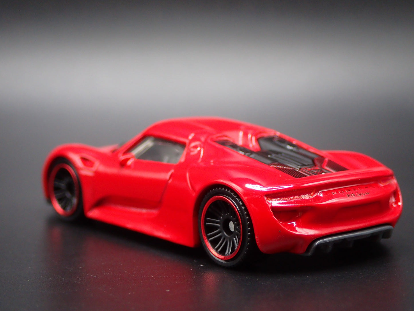 2013-2015 PORSCHE 918 SPYDER SUPER CAR RED 1:64 SCALE DIORAMA DIECAST MODEL CAR