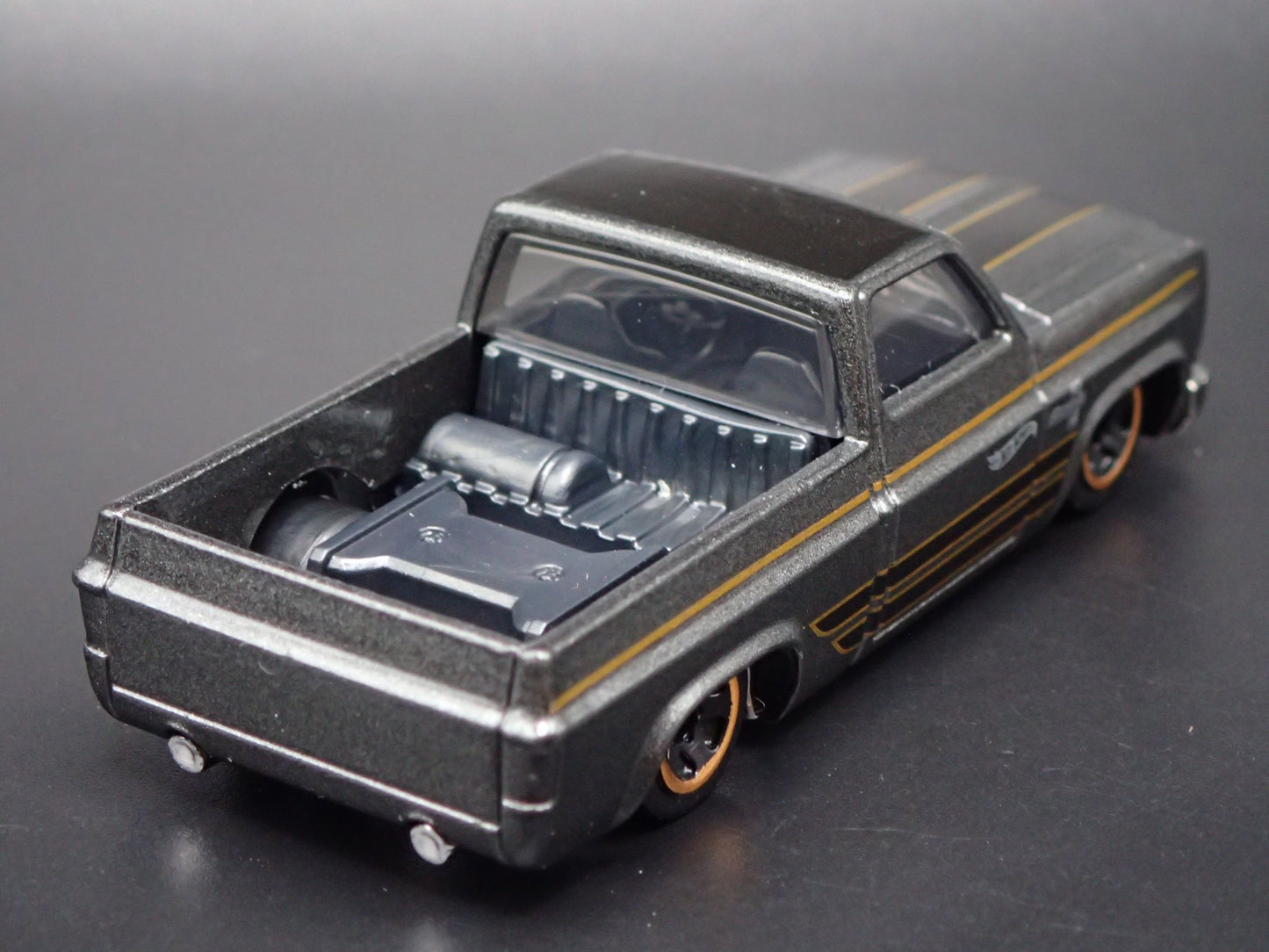 1983 83 CHEVY CHEVROLET SILVERADO SQUARE BODY TRUCK 1/64 SCALE DIECAST MODEL CAR