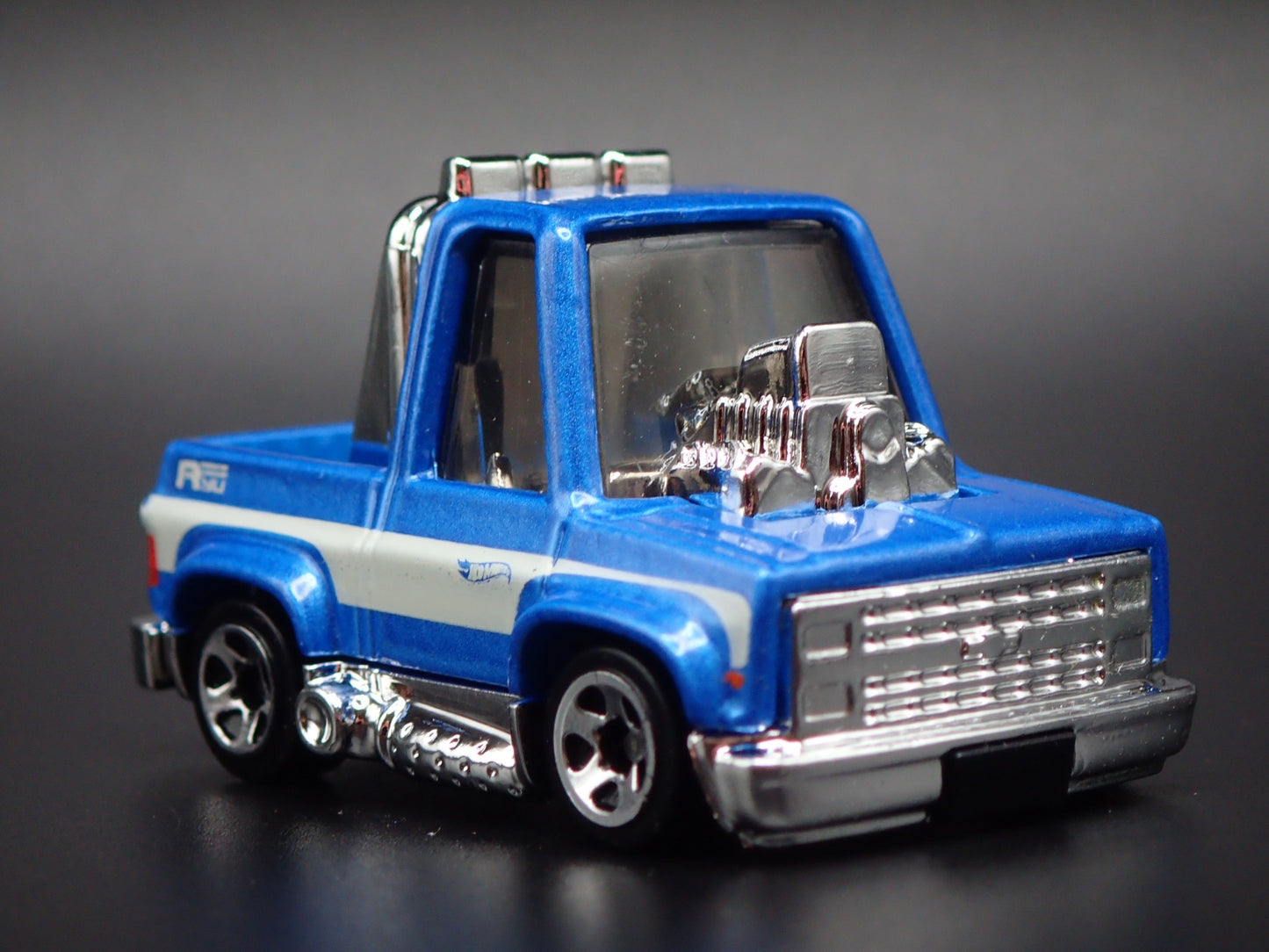 1983 83 CHEVY CHEVROLET SILVERADO SQUARE BODY TRUCK 1:64 SCALE DIECAST MODEL CAR