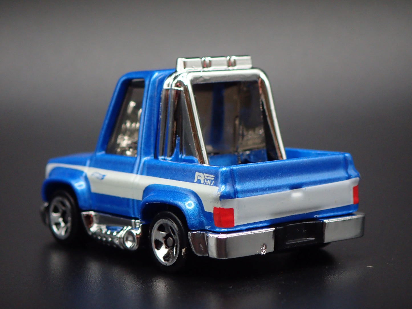 1983 83 CHEVY CHEVROLET SILVERADO SQUARE BODY TRUCK 1:64 SCALE DIECAST MODEL CAR