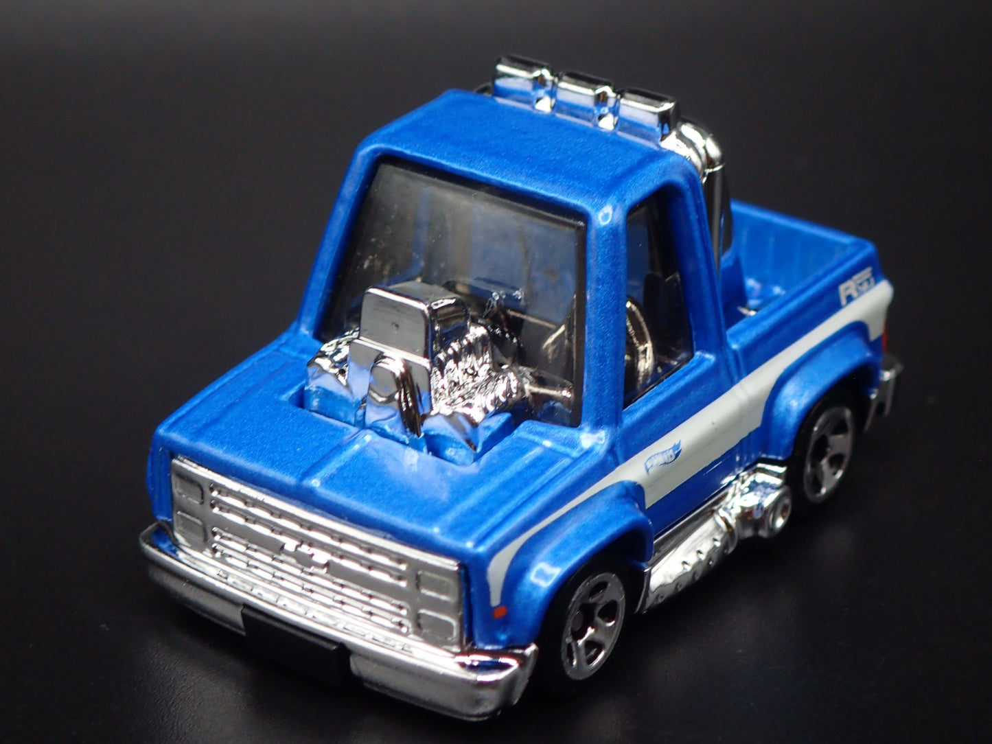 1983 83 CHEVY CHEVROLET SILVERADO SQUARE BODY TRUCK 1:64 SCALE DIECAST MODEL CAR
