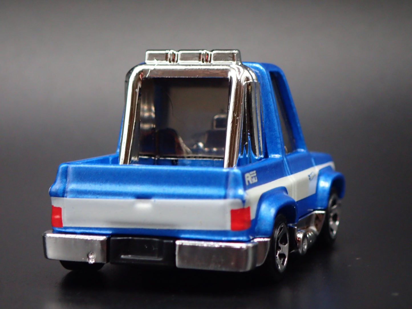1983 83 CHEVY CHEVROLET SILVERADO SQUARE BODY TRUCK 1:64 SCALE DIECAST MODEL CAR