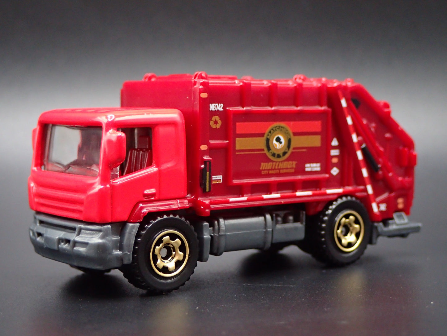 MODERN GARBAGE RECYCLING TRASH TRUCK 1/64 MB SCALE DIORAMA DIECAST MODEL CAR