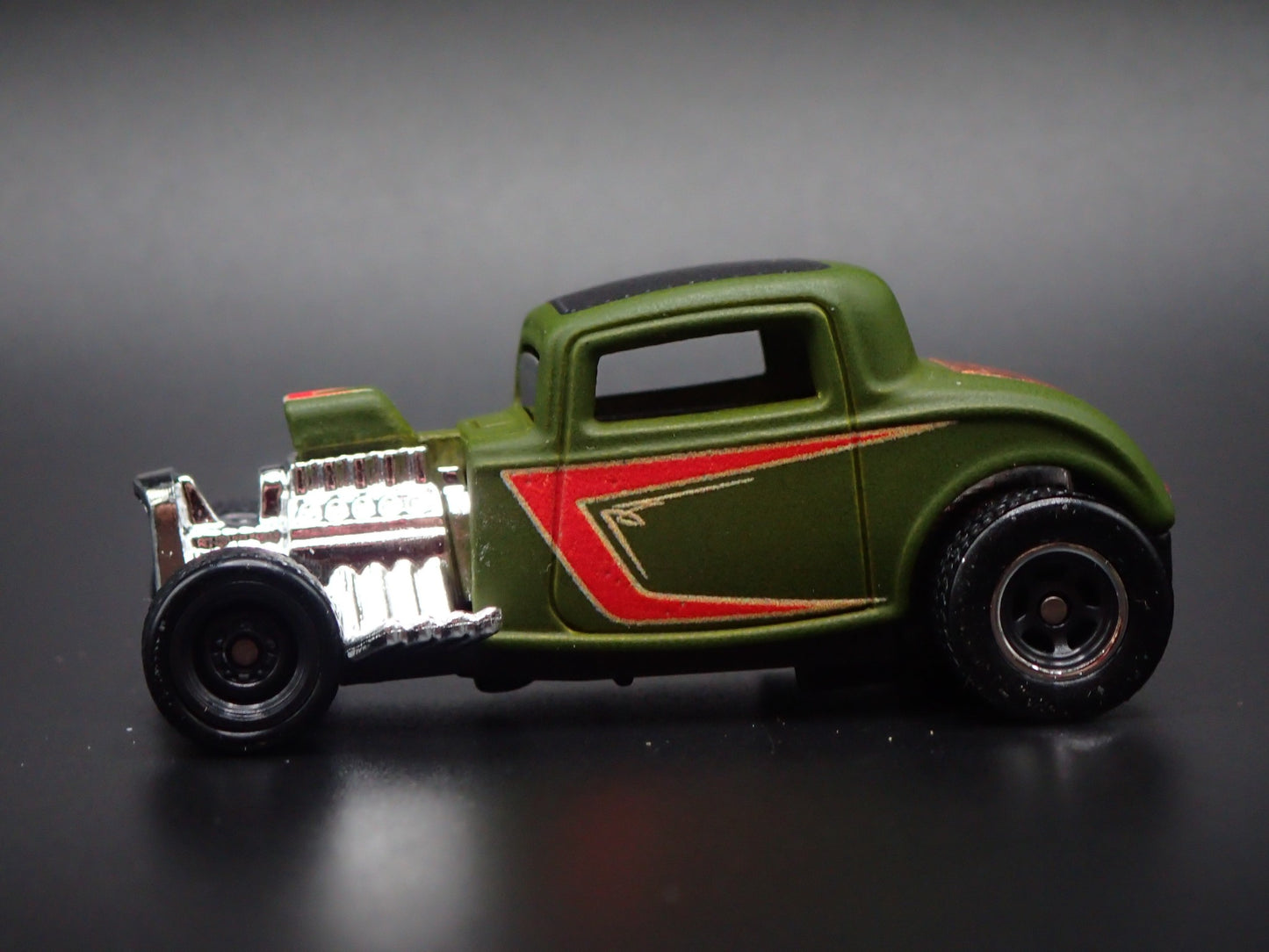 1932 32 FORD COUPE HOT ROD GRN 1:64 SCALE COLLECTIBLE DIORAMA DIECAST MODEL CAR