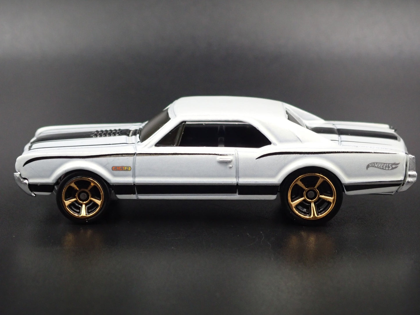 1967 OLDS OLDSMOBILE 442 RARE 1:64 SCALE LIMITED DIORAMA DIECAST MODEL CAR