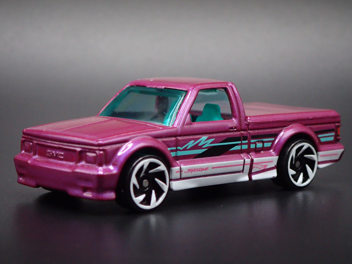 1991 91 GMC SYCLONE PICKUP TRUCK PURPLE 1:64 SCALE DIORAMA DIECAST MODEL CAR