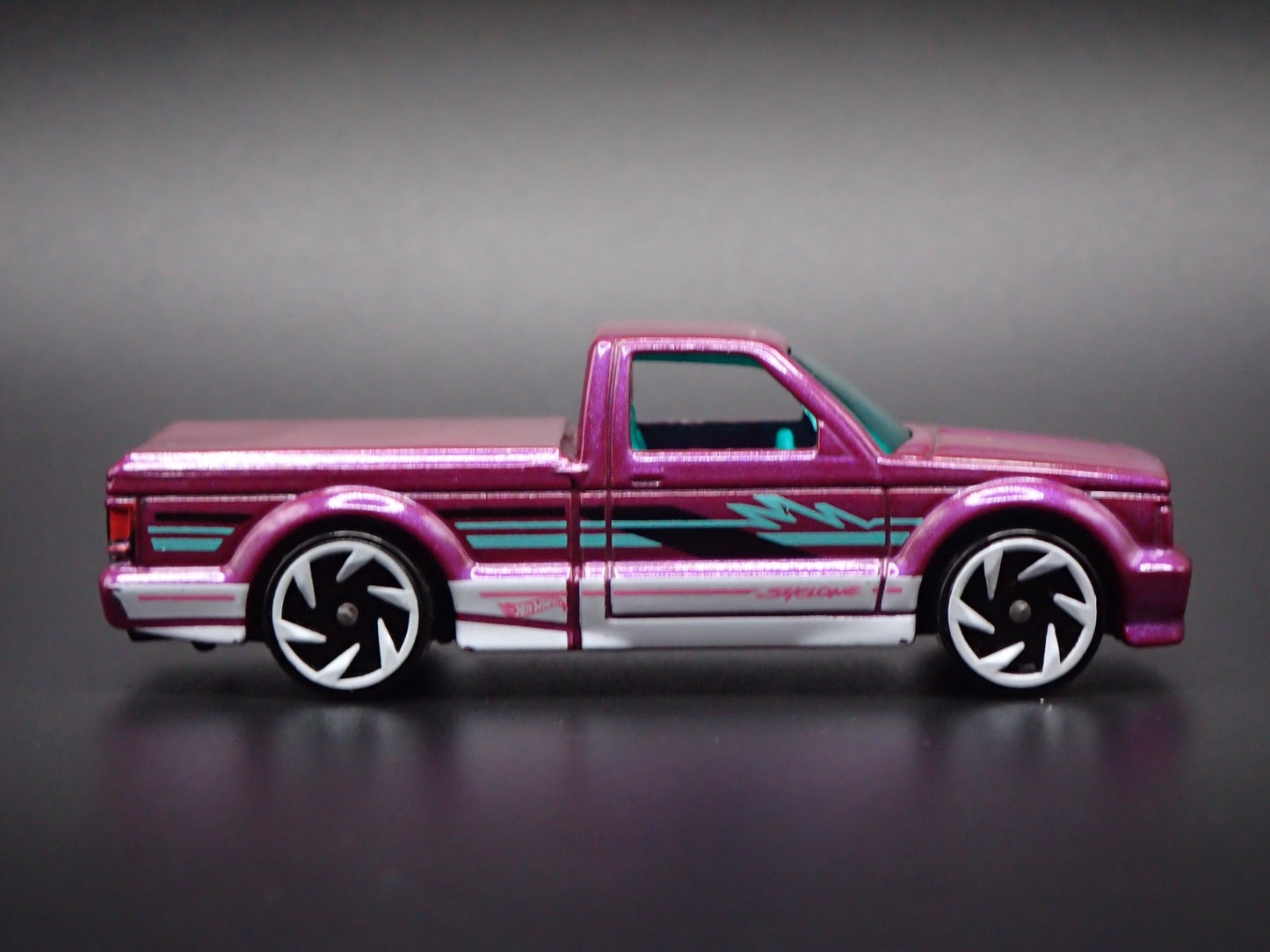 1991 91 GMC SYCLONE PICKUP TRUCK PURPLE 1:64 SCALE DIORAMA DIECAST MODEL CAR