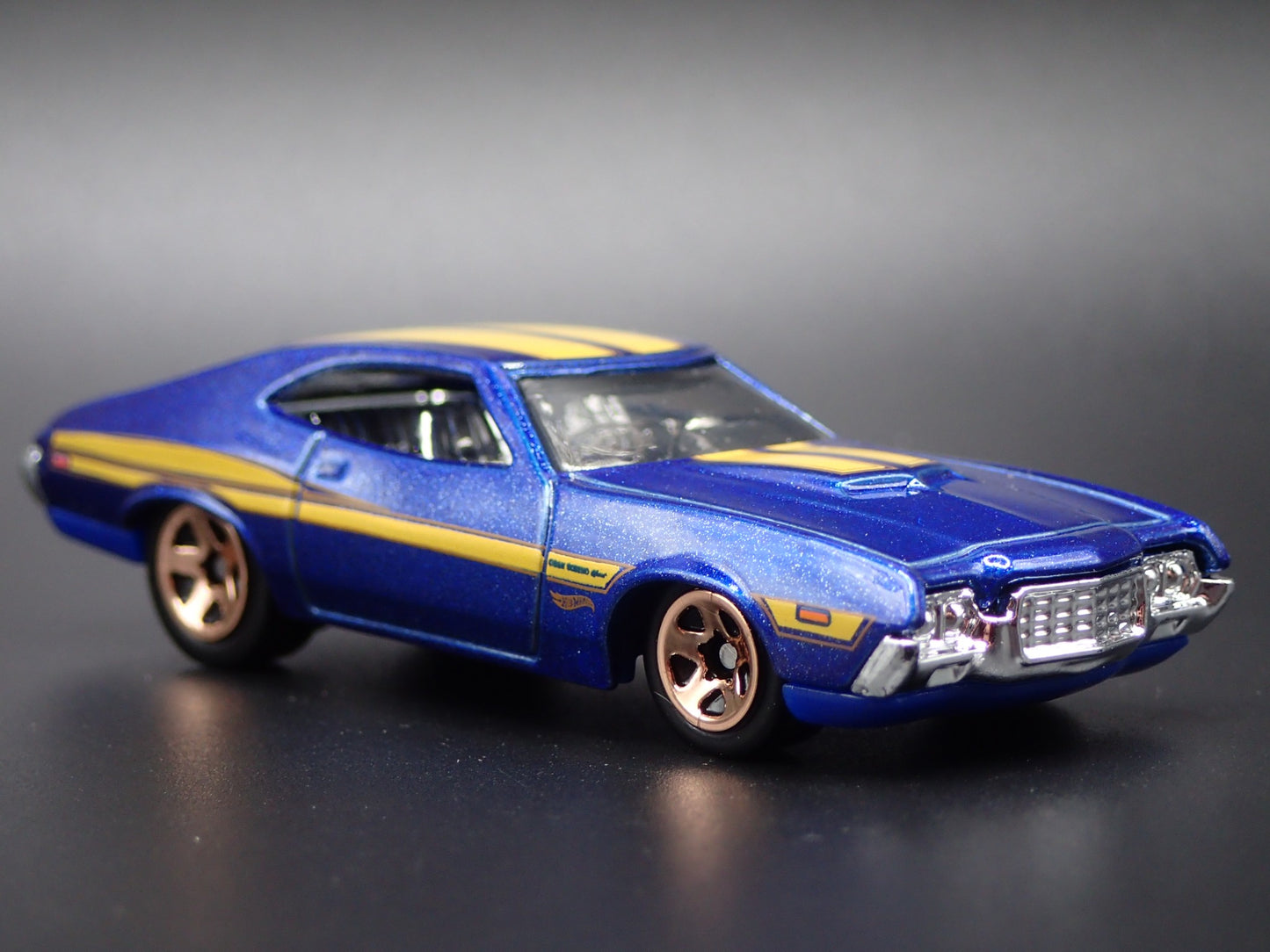 1972 72 FORD GRAN TORINO SPORT BLUE 1:64 SCALE COLLECTIBLE DIECAST MODEL CAR