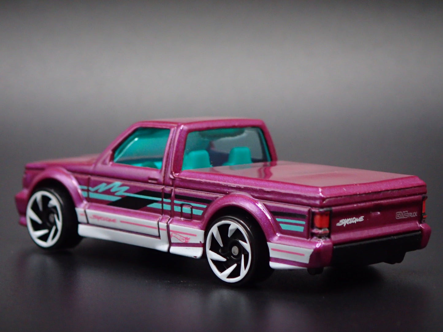 1991 91 GMC SYCLONE PICKUP TRUCK PURPLE 1:64 SCALE DIORAMA DIECAST MODEL CAR