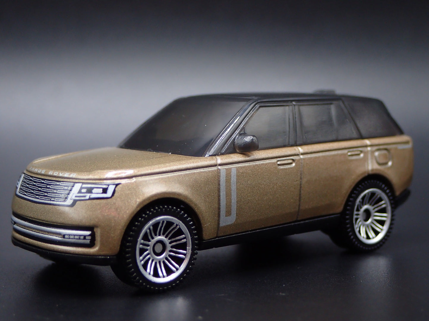 2022-2025 RANGE ROVER PHEV GOLD 1/64 SCALE COLLECTIBLE DIORAMA DIECAST MODEL CAR