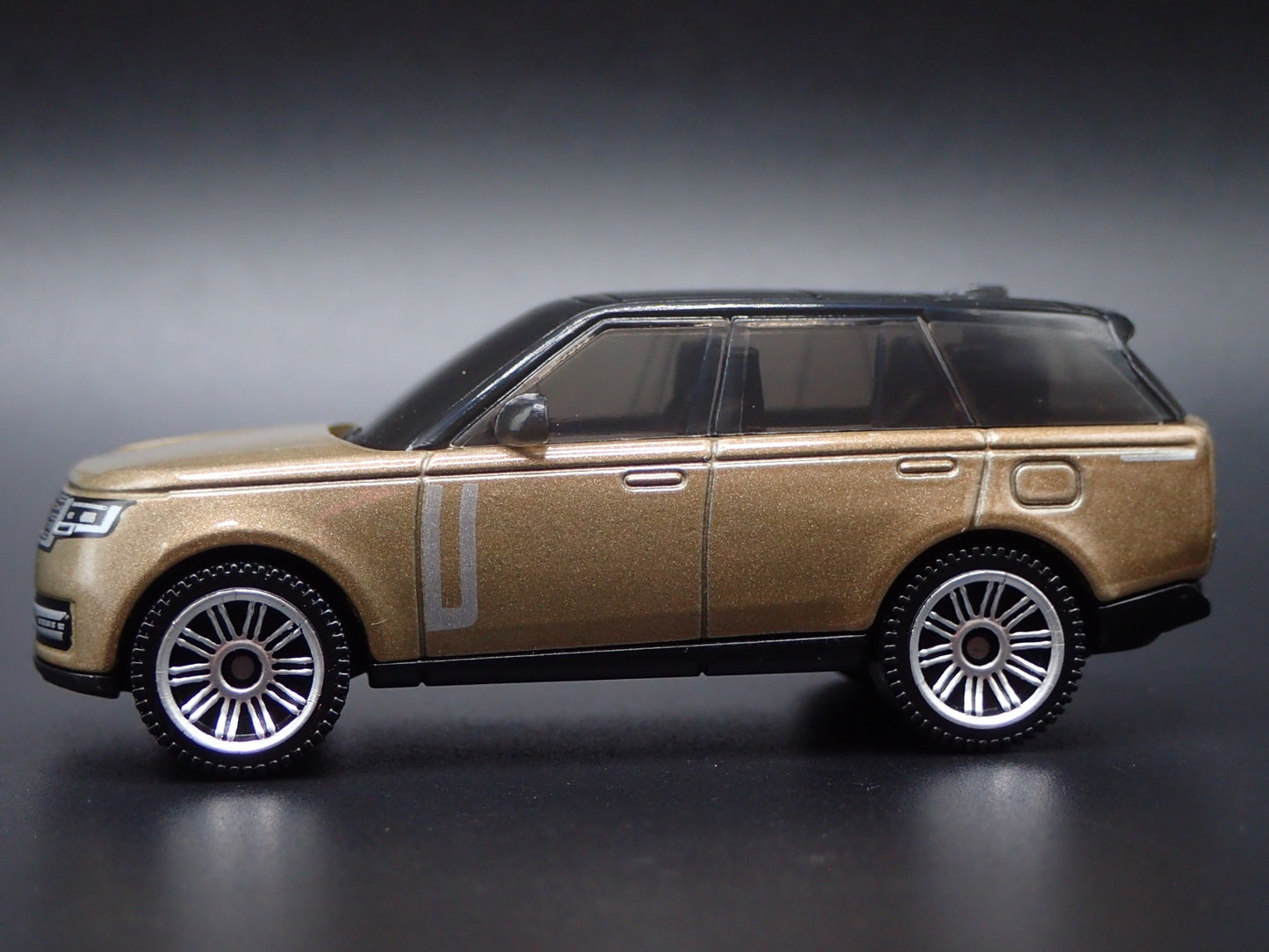 2022-2025 RANGE ROVER PHEV GOLD 1/64 SCALE COLLECTIBLE DIORAMA DIECAST MODEL CAR