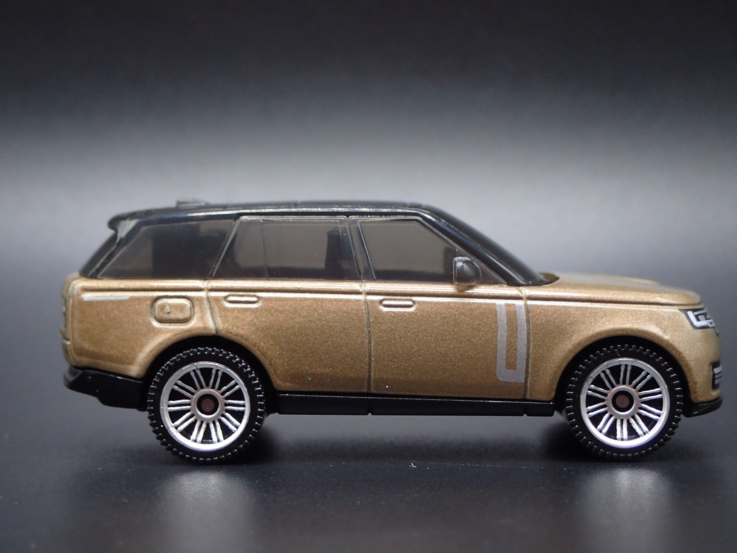2022-2025 RANGE ROVER PHEV GOLD 1/64 SCALE COLLECTIBLE DIORAMA DIECAST MODEL CAR