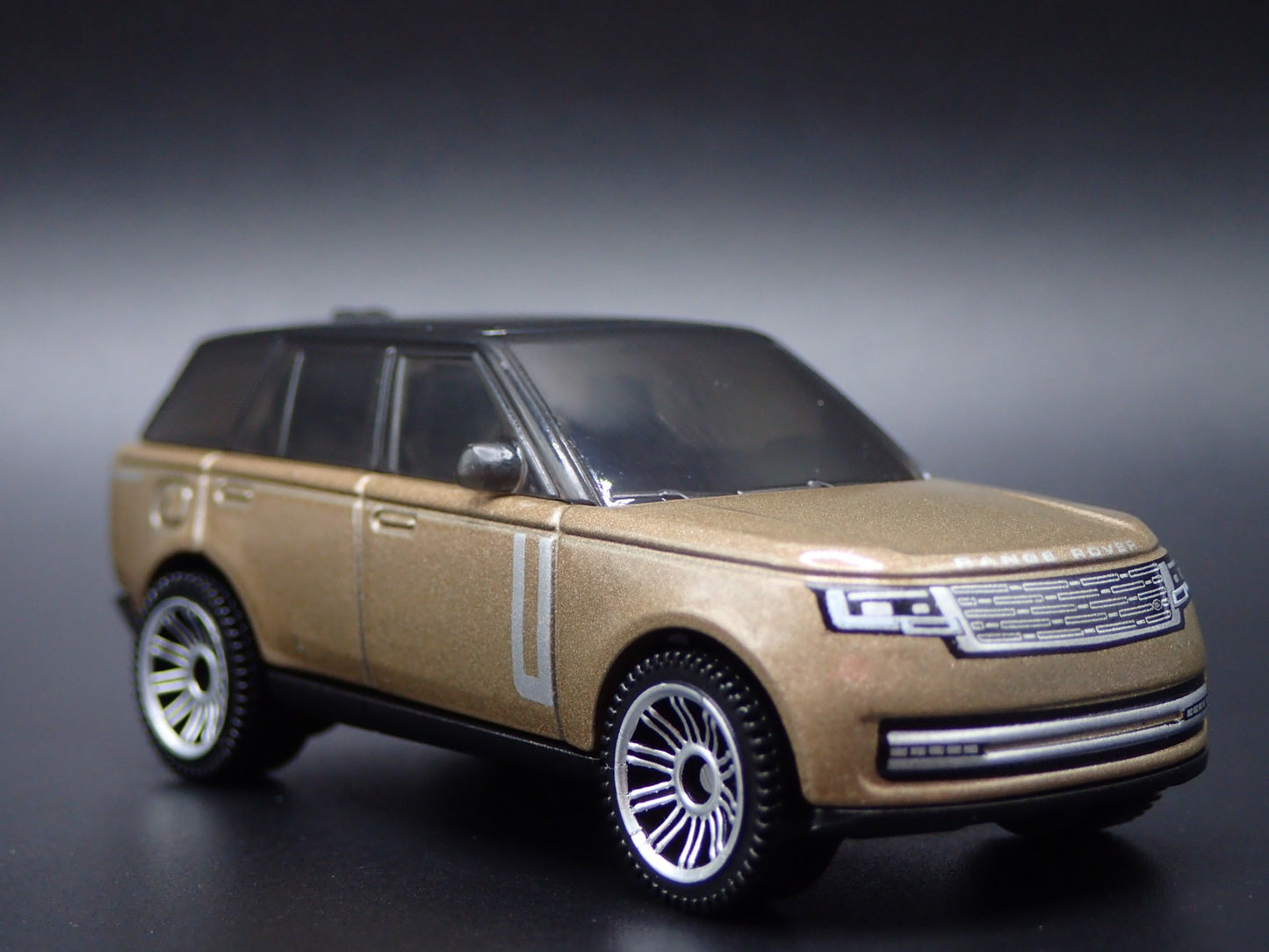 2022-2025 RANGE ROVER PHEV GOLD 1/64 SCALE COLLECTIBLE DIORAMA DIECAST MODEL CAR