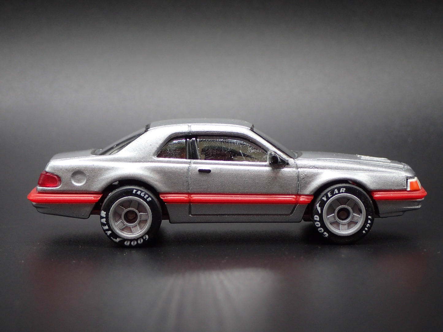 1983 - 1988 THUNDERBIRD TBIRD TURBO COUPE 1:64 SCALE DIORAMA DIECAST MODEL CAR