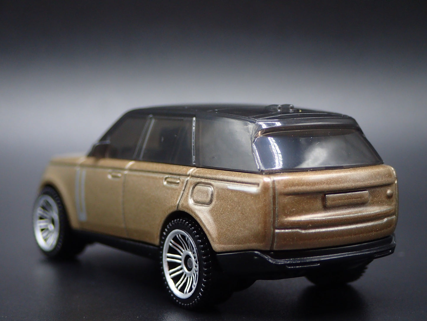 2022-2025 RANGE ROVER PHEV GOLD 1/64 SCALE COLLECTIBLE DIORAMA DIECAST MODEL CAR