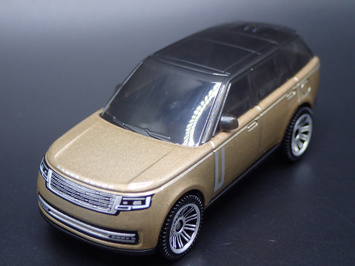 2022-2025 RANGE ROVER PHEV GOLD 1/64 SCALE COLLECTIBLE DIORAMA DIECAST MODEL CAR