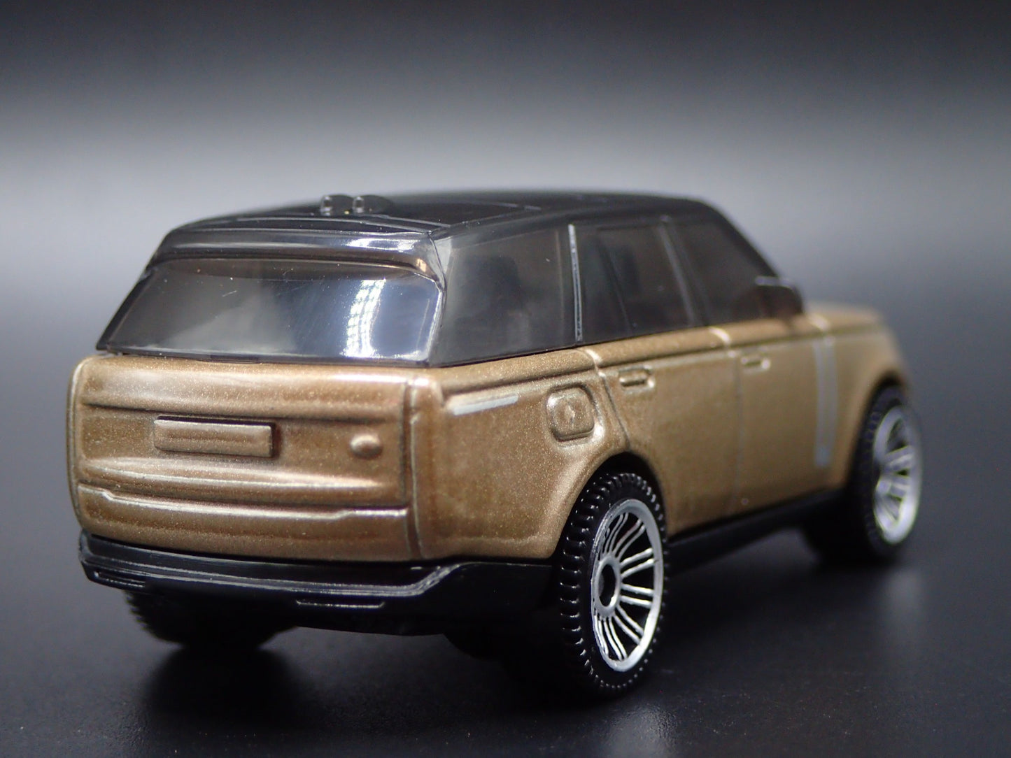2022-2025 RANGE ROVER PHEV GOLD 1/64 SCALE COLLECTIBLE DIORAMA DIECAST MODEL CAR