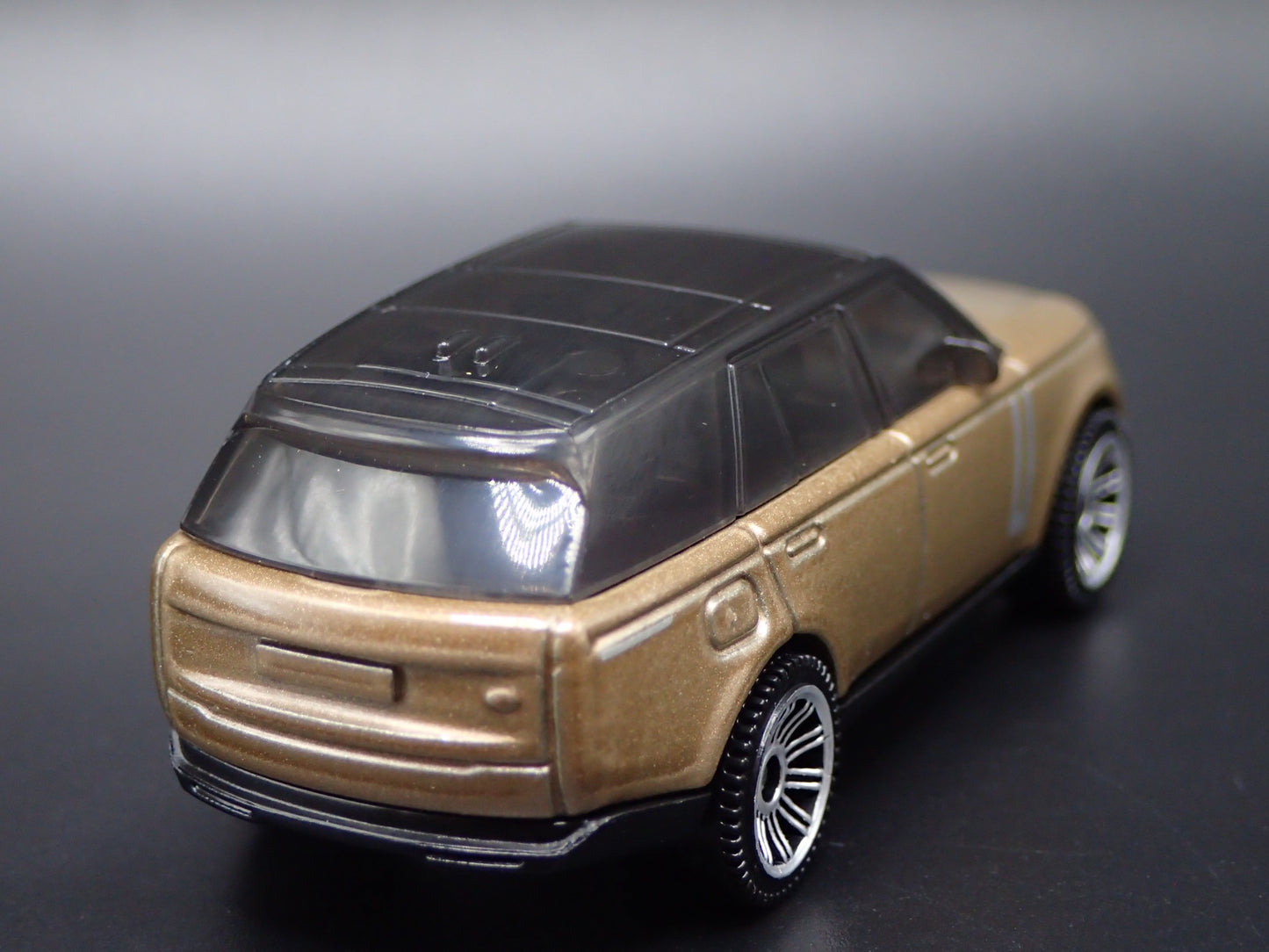 2022-2025 RANGE ROVER PHEV GOLD 1/64 SCALE COLLECTIBLE DIORAMA DIECAST MODEL CAR