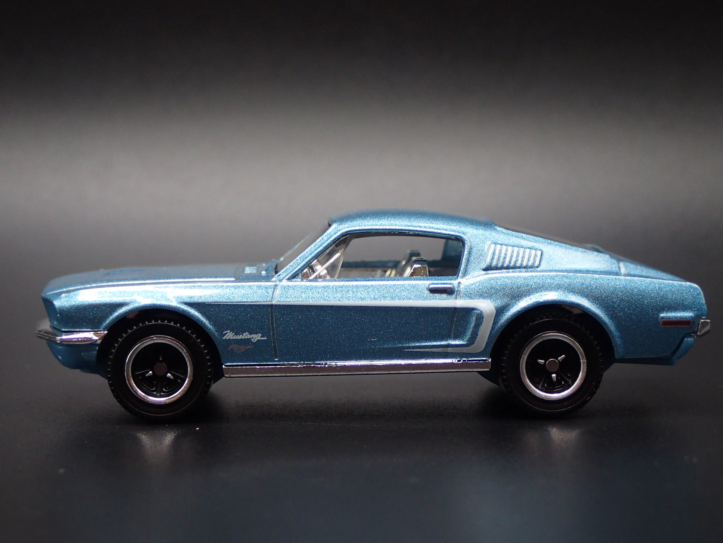 1968 68 FORD MUSTANG FASTBACK BLUE 1:64 SCALE DIORAMA DIECAST MODEL CAR