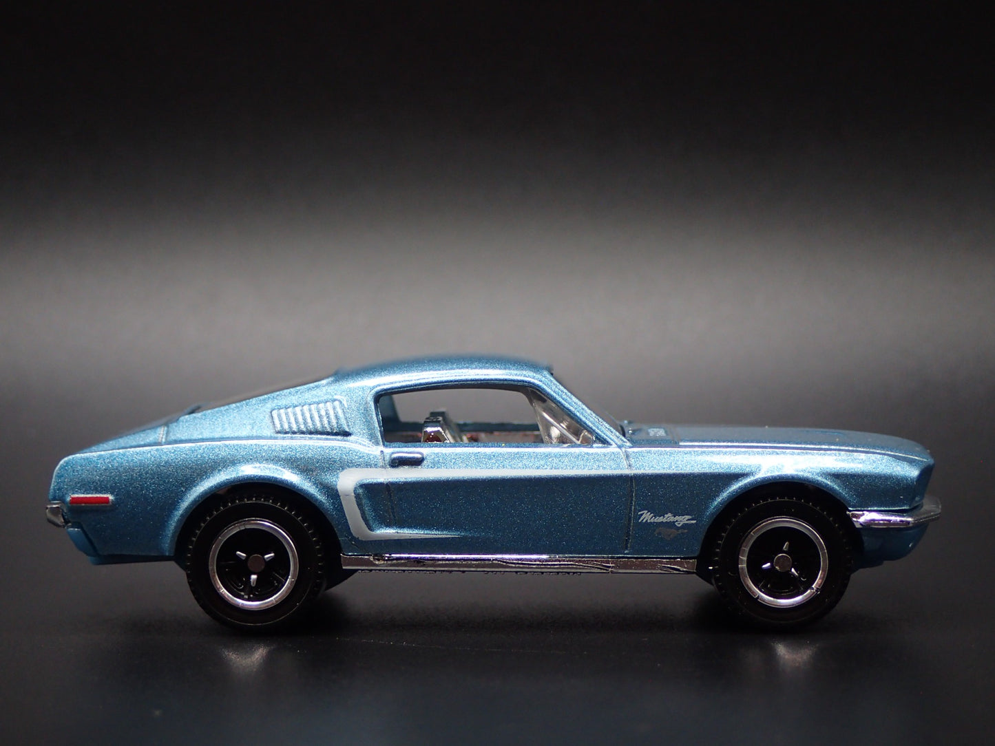 1968 68 FORD MUSTANG FASTBACK BLUE 1:64 SCALE DIORAMA DIECAST MODEL CAR