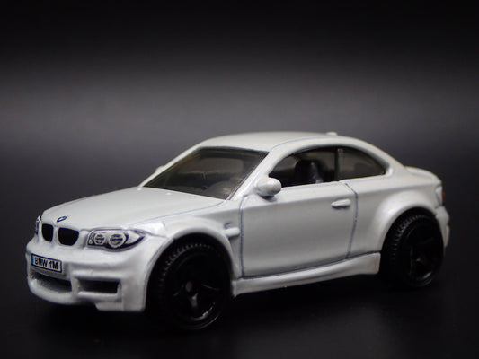 2007-2013 BMW 1M COUPE E82 1:64 SCALE COLLECTIBLE DIORAMA DIECAST MODEL CAR